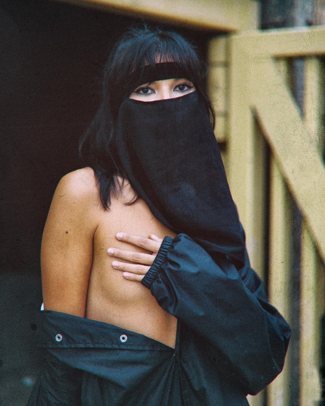 1080x1350, 412 Kb / девка, куртка, никаб