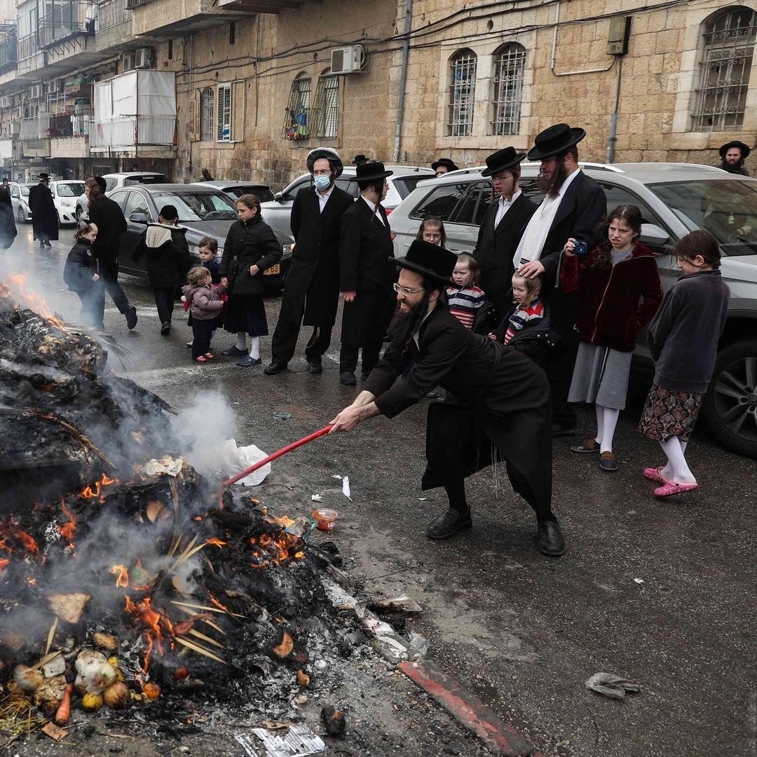 1080x1080, 449 Kb / евреи, хасиды, жгут, костёр, огонь