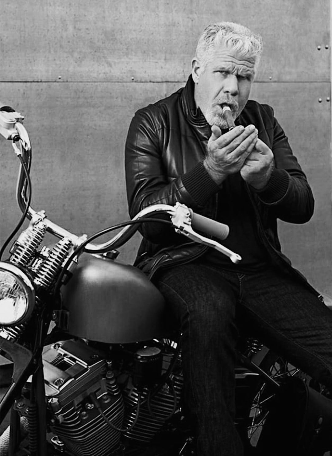 1082x1485, 319 Kb / Мотоцикл, сигара, стена, Ron Perlman, Рон Перлман