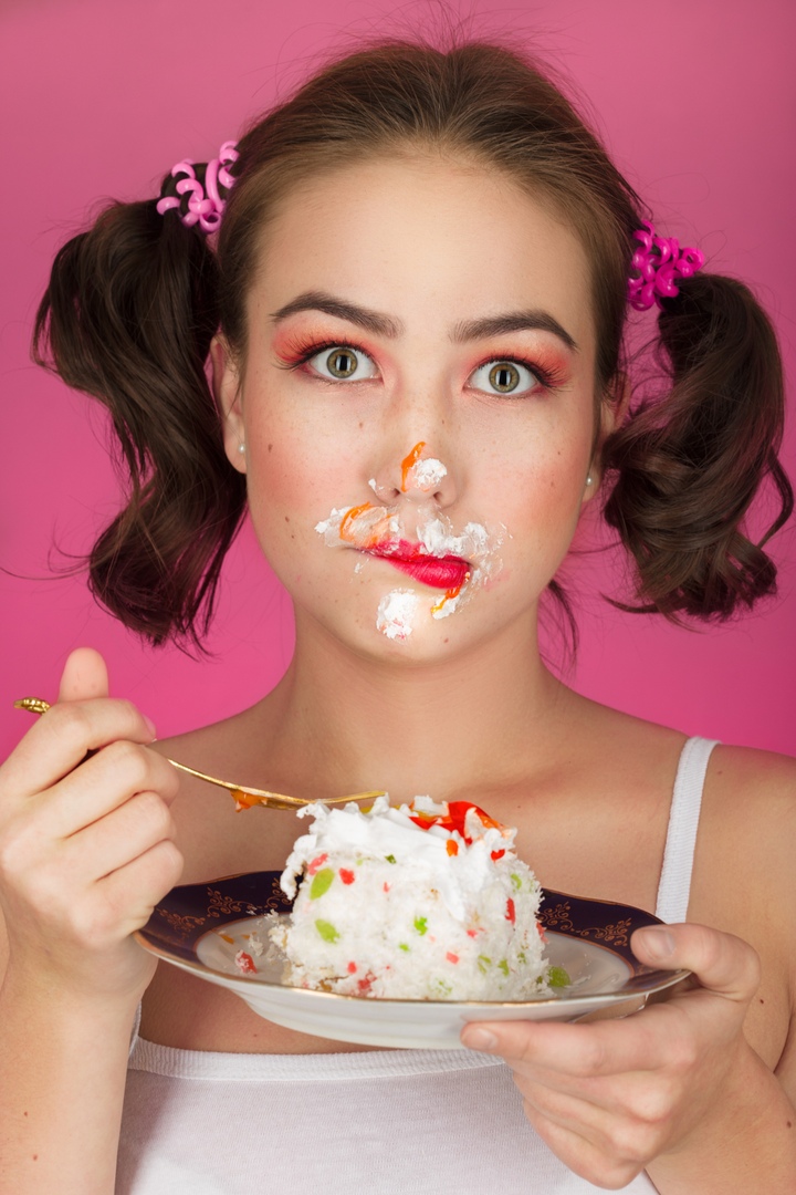 720x1080, 238 Kb / торт, девушка, хвостики, тарелка, Алина Малышева