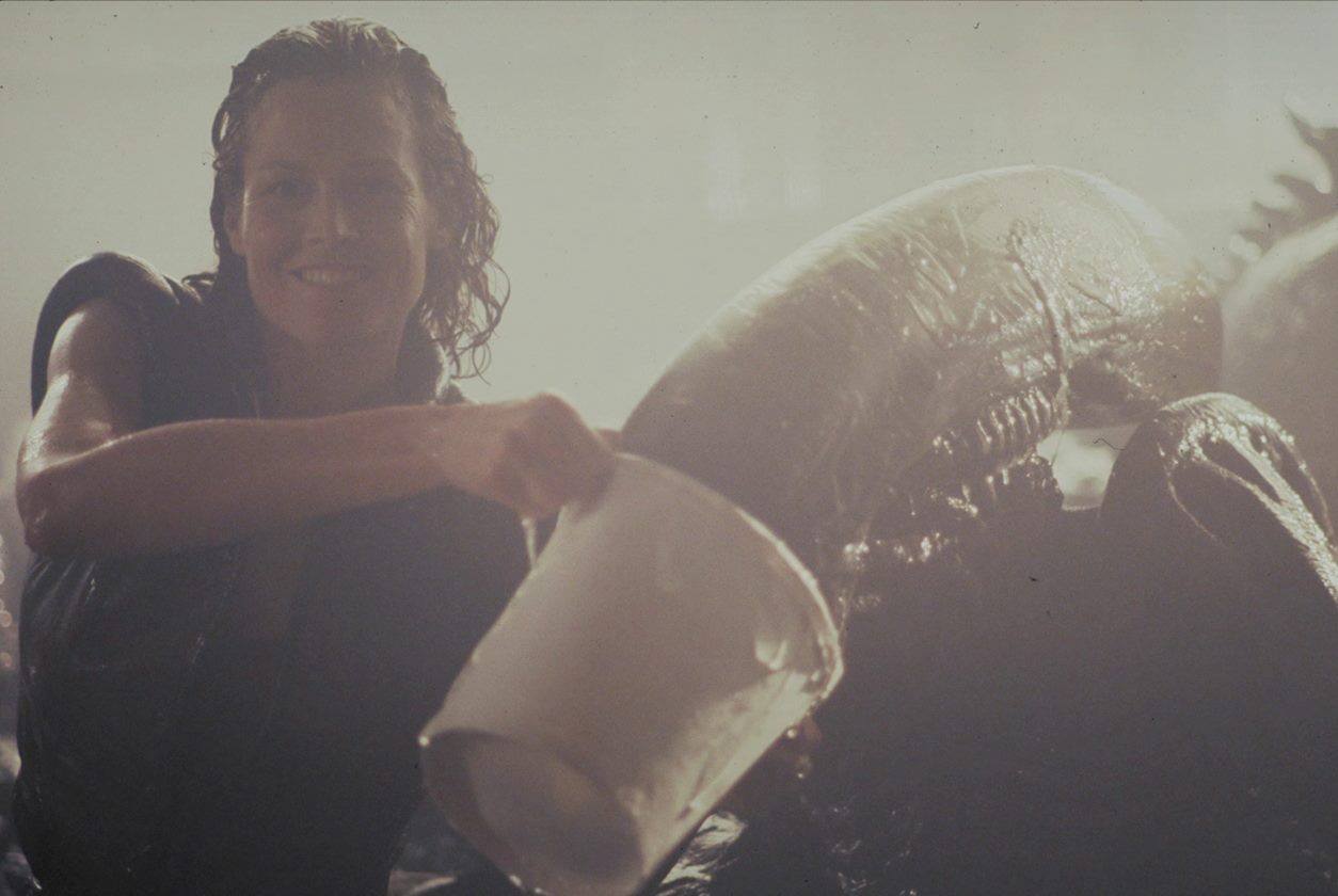 1254x840, 69 Kb / Сигурни Уивер, чужой, ведро