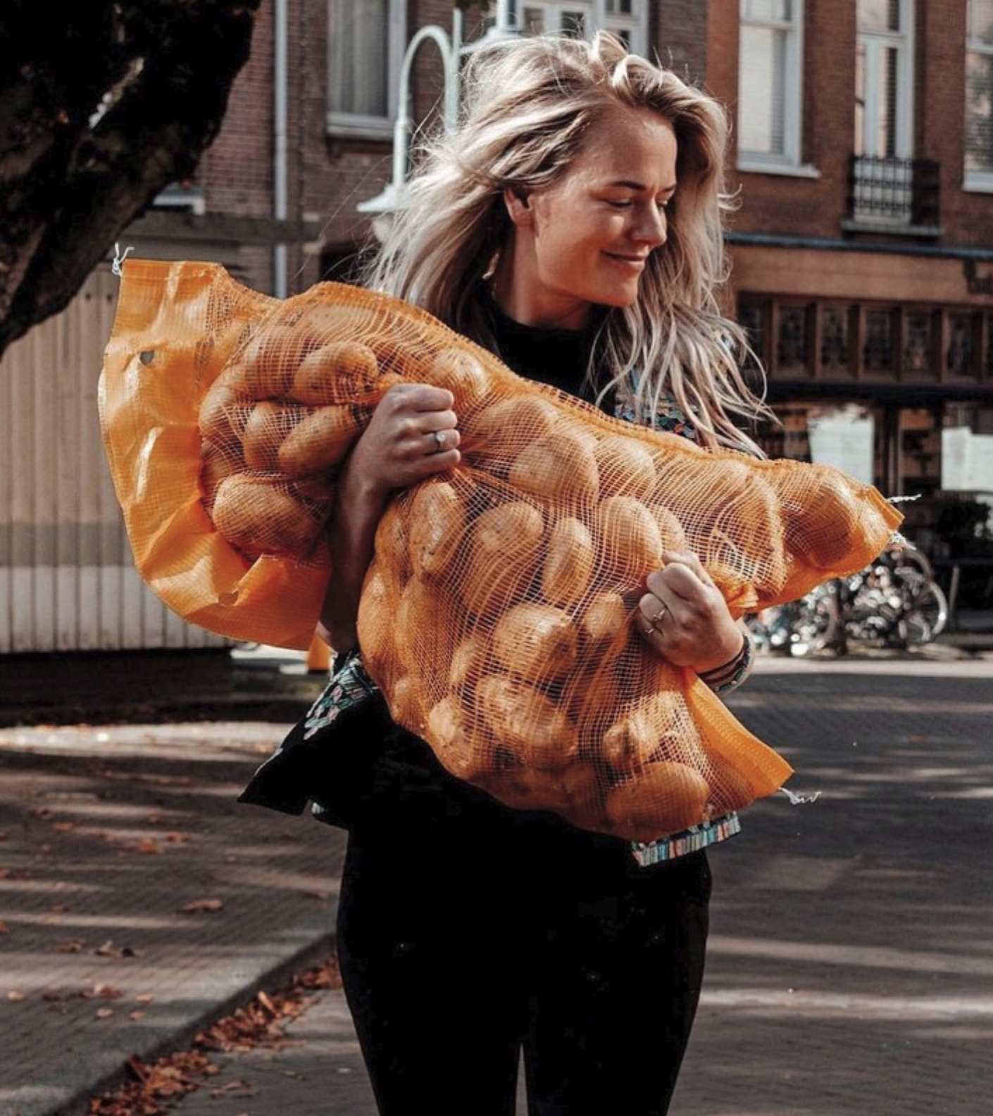 1410x1584, 628 Kb / блондинка, картошка, мешок, куртка, локоны, велосипед