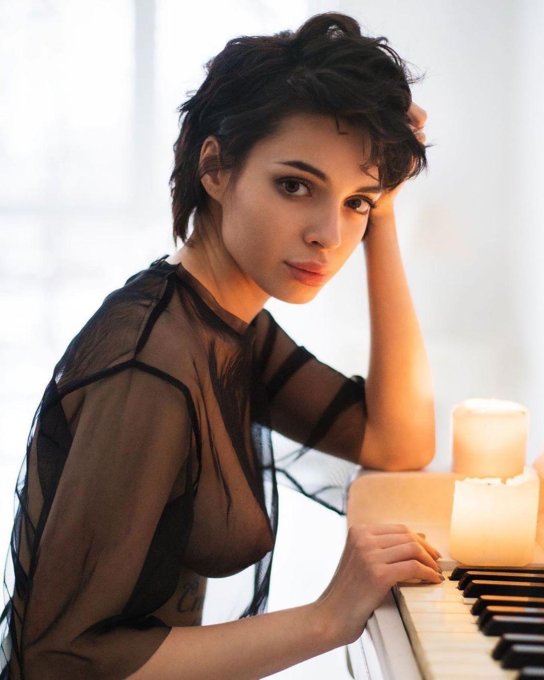 1080x1350, 128 Kb / брюнетка, клавиши, свечи, прозрачное, тату, таня фрост, Tanya Frost