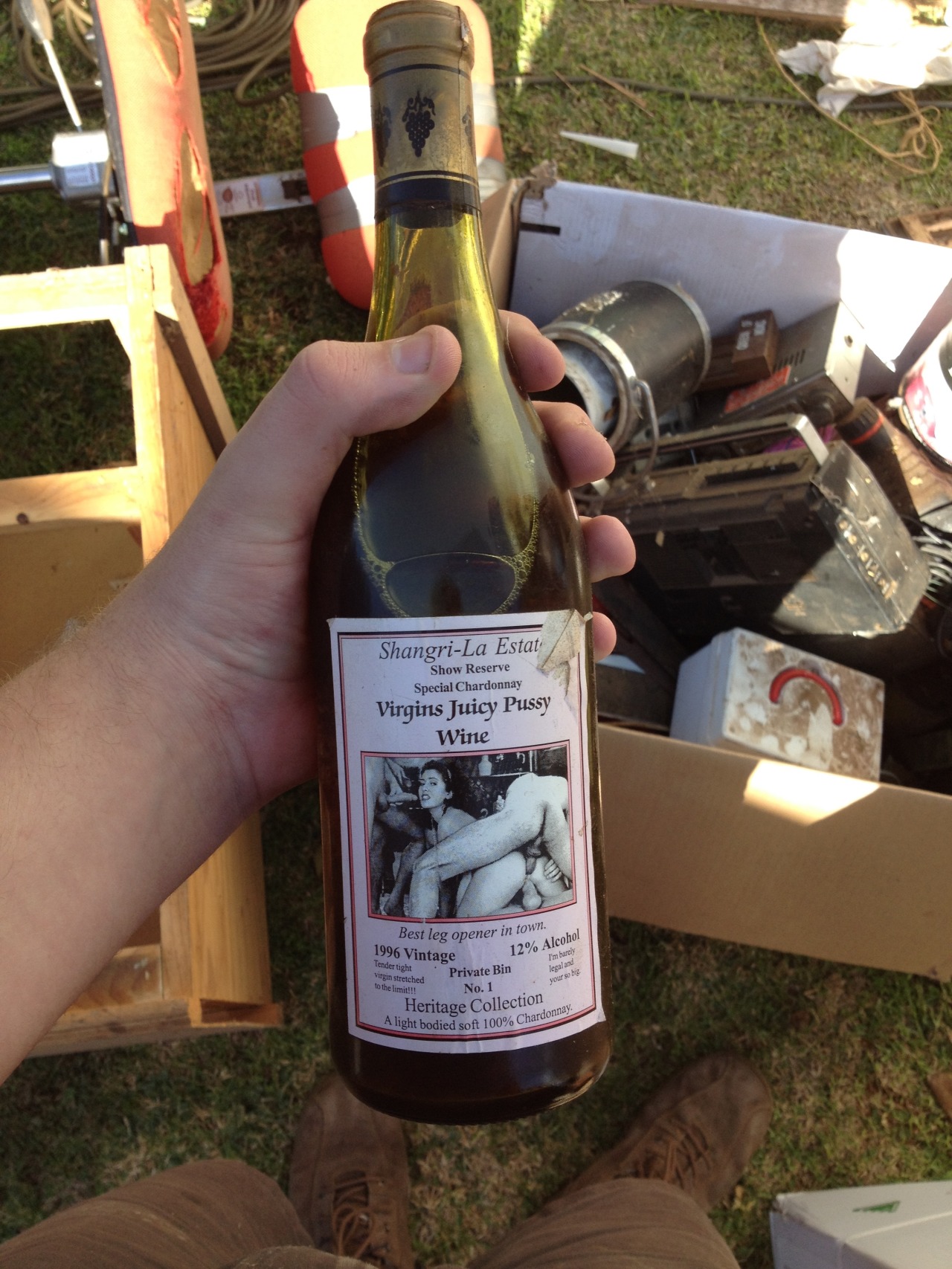 1280x1707, 468 Kb / вино, сочная, киска, этикетка, групповичок,ноги, рука, бутылка