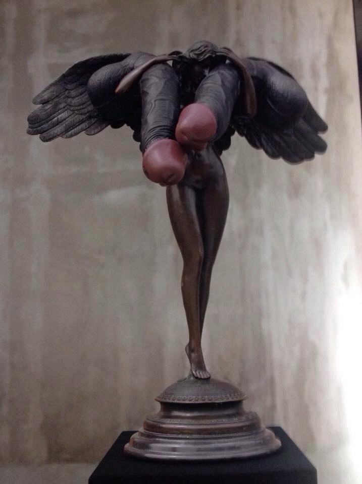 717x960, 68 Kb / статуэтка, крылья, члены, чёрные