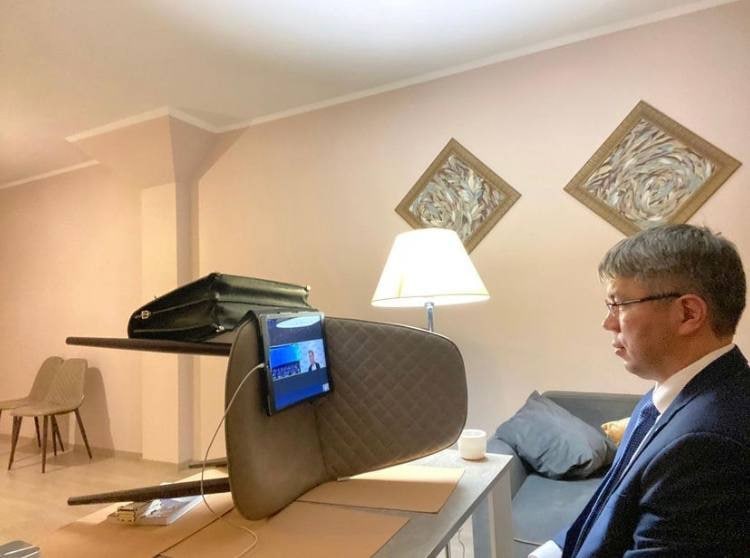 750x558, 53 Kb / видеосвязь, стул, стол, планшет