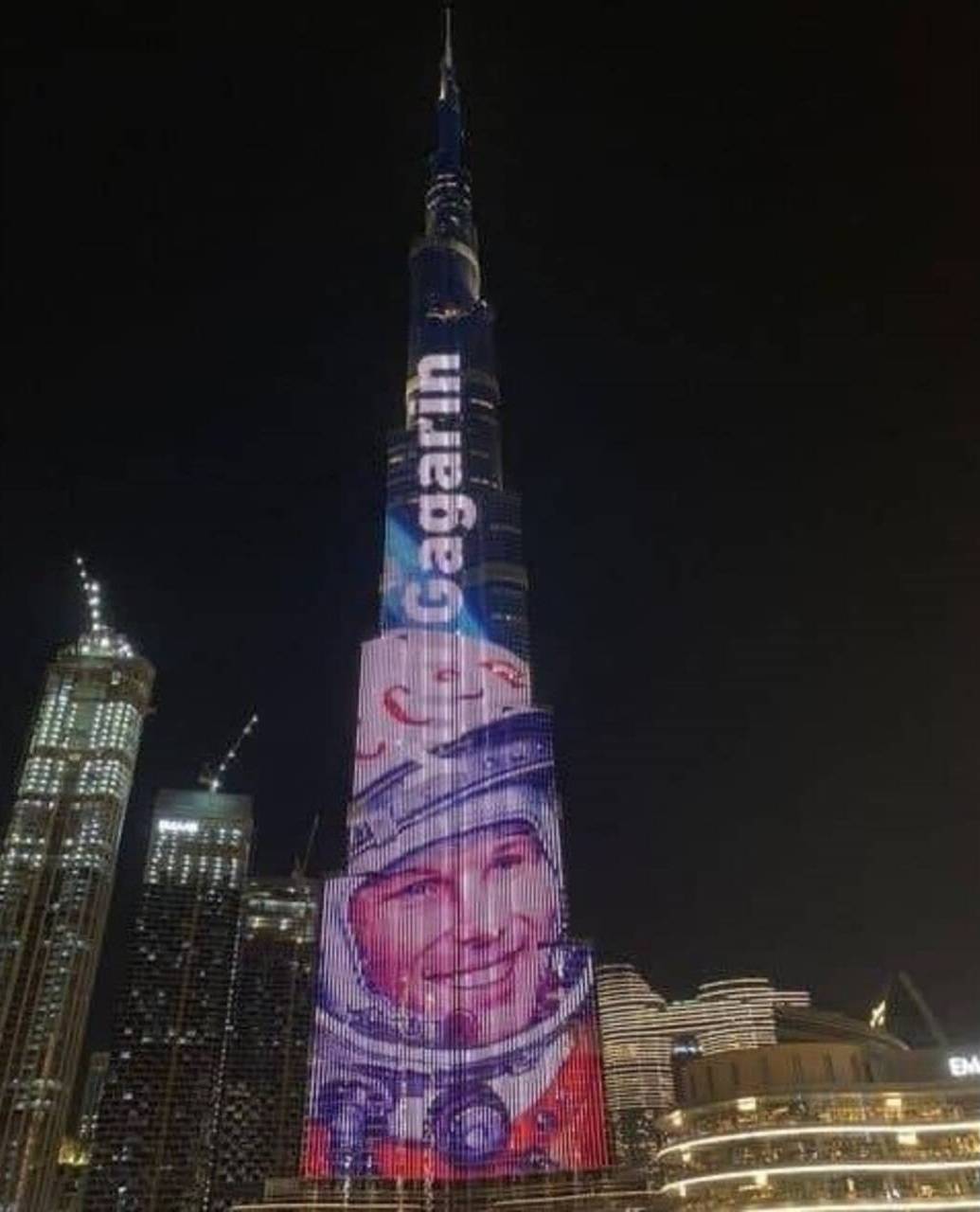 1035x1280, 78 Kb / Юрий Гагарин, небоскрёб, Дубай