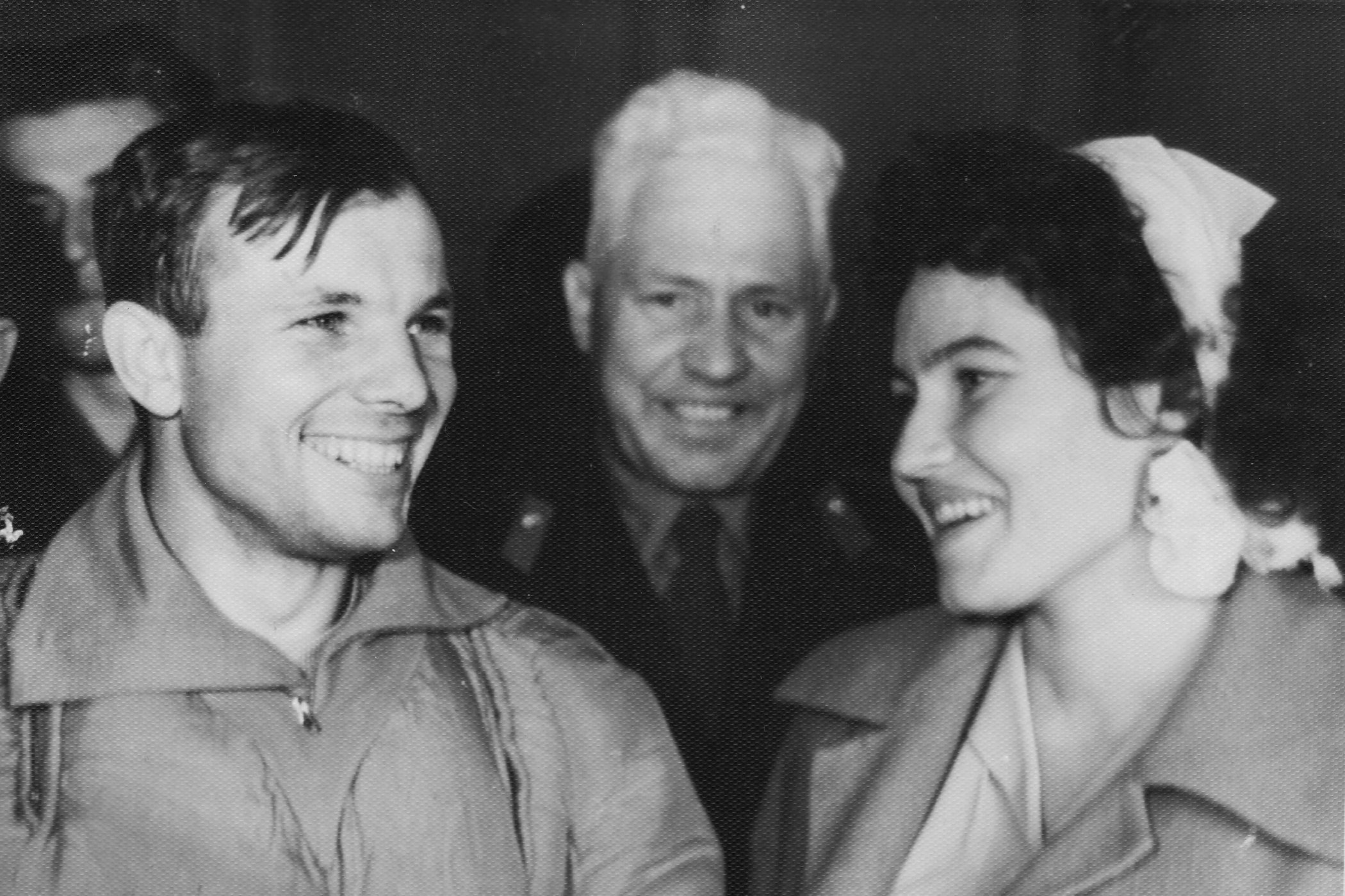 2100x1399, 536 Kb / ч/б, СССР, Юрий Гагарин, улыбка, буфетчица