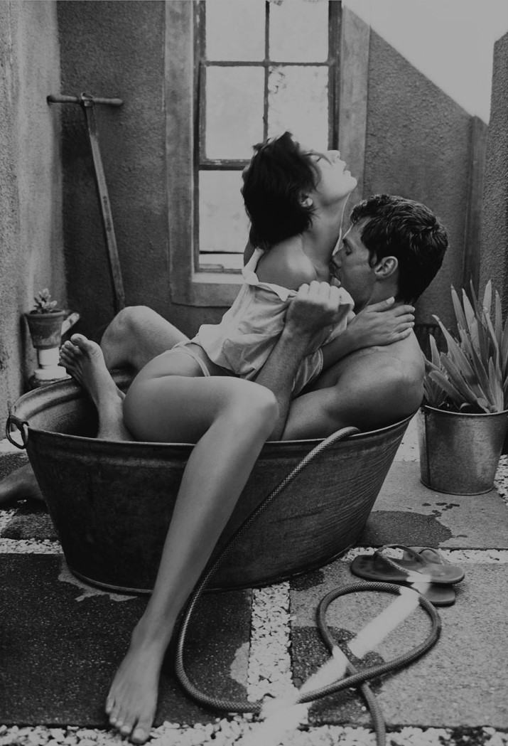 715x1049, 169 Kb / корыто, шланг, пара, секс, ч/б, ухитряются