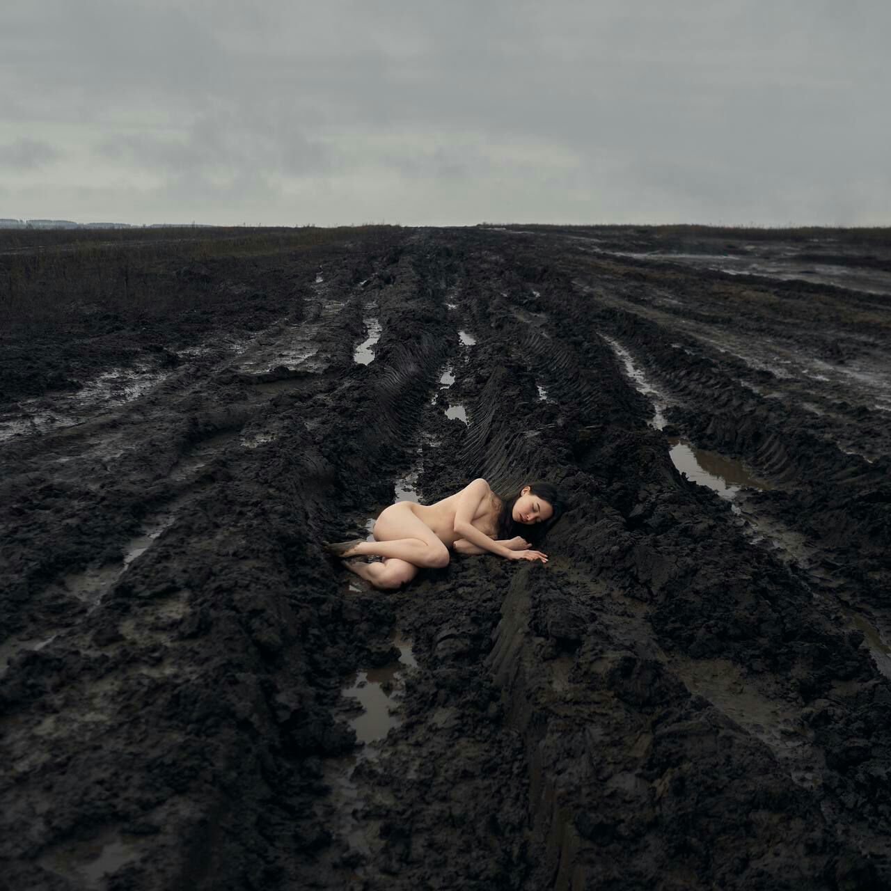 1280x1280, 193 Kb / грязь, поле, лужа, голая