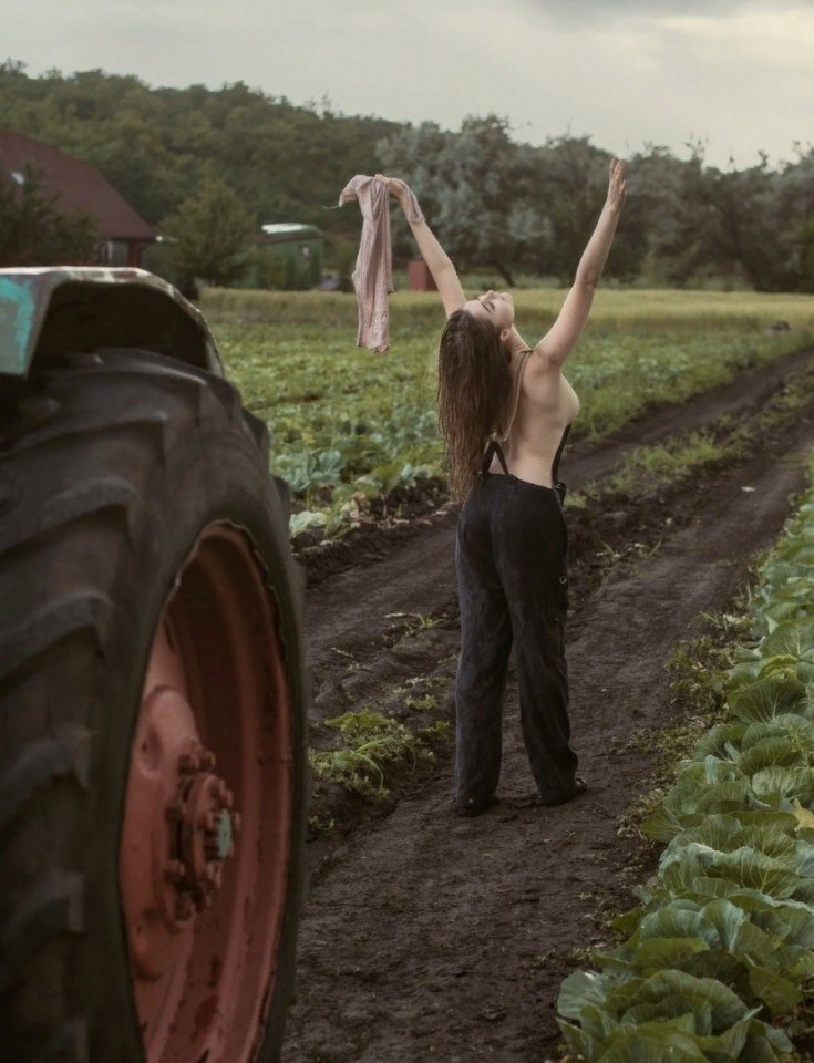 735x960, 187 Kb / Поле, трактор, огород, капуста, подтяжки, брюки, топлесс, Давид Дубницкий, David Dubnitskiy, Ксения Луговская
