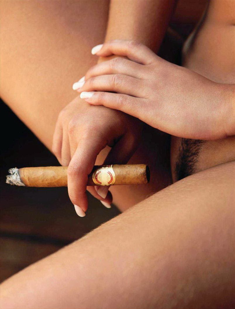 804x1057, 177 Kb / сигара, лобок, пальцы