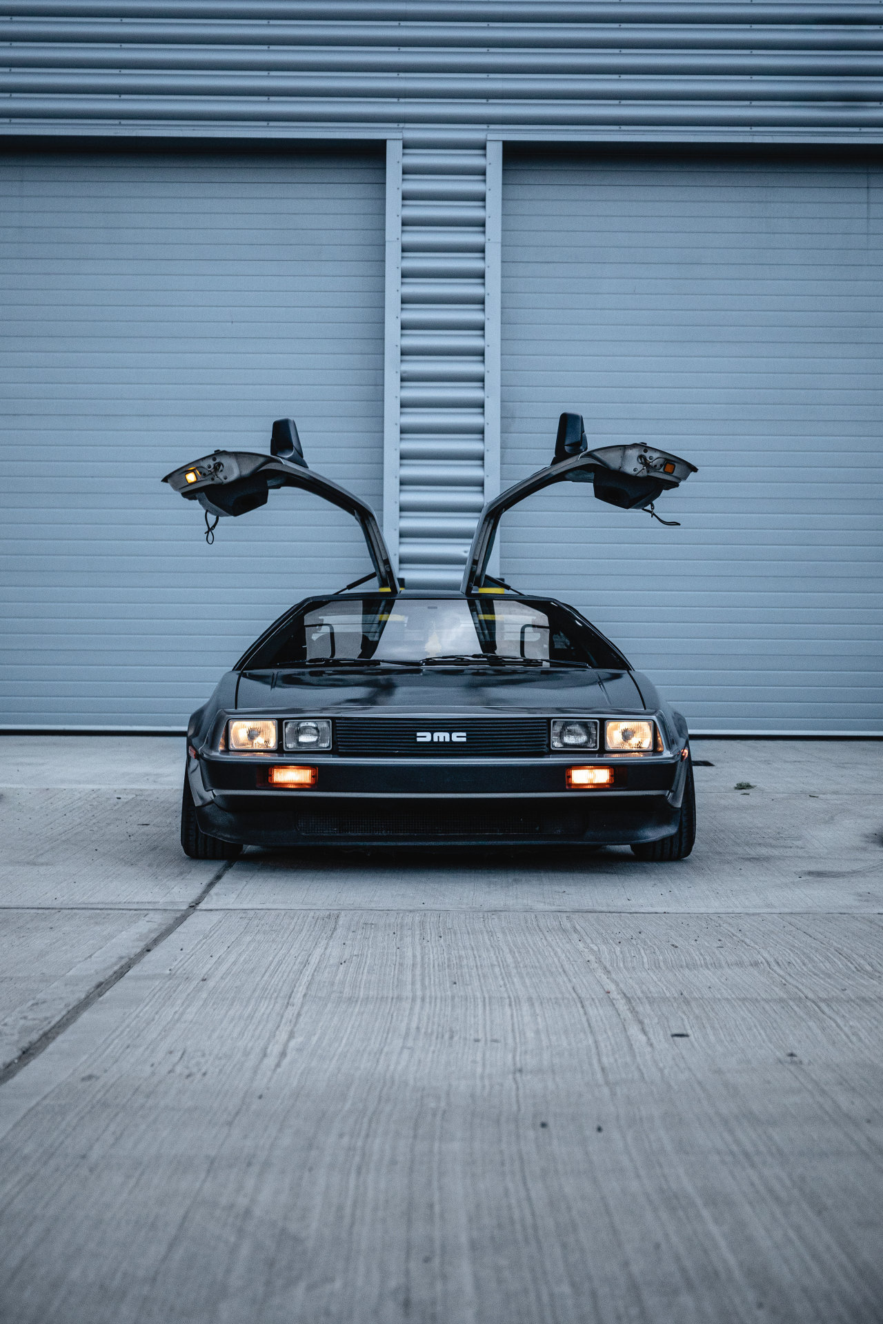 1280x1920, 513 Kb / автомобиль, классика, ретро, делориан, DeLorean DMC-12, ворота, гараж, двери
