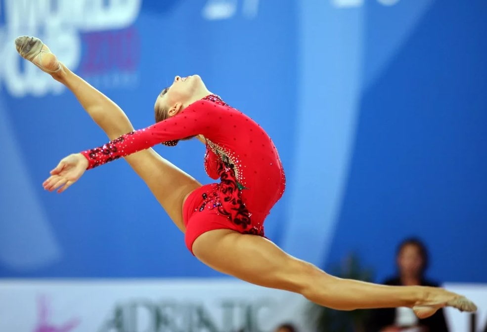 985x672, 63 Kb / гимнастка, прыжок, растяжка