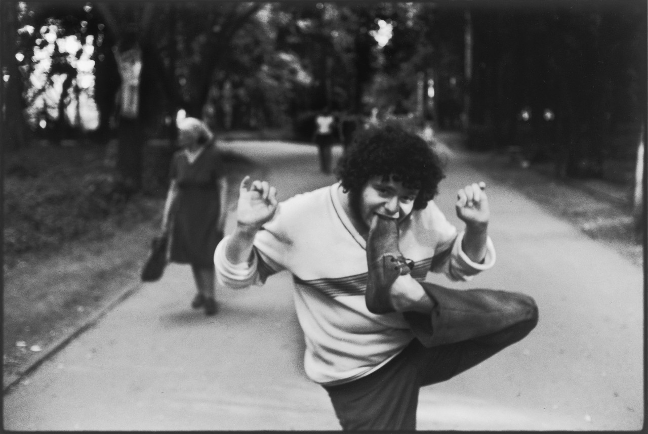 1280x858, 187 Kb / чудак, башмак, растяжка, ч/б, кучерявый