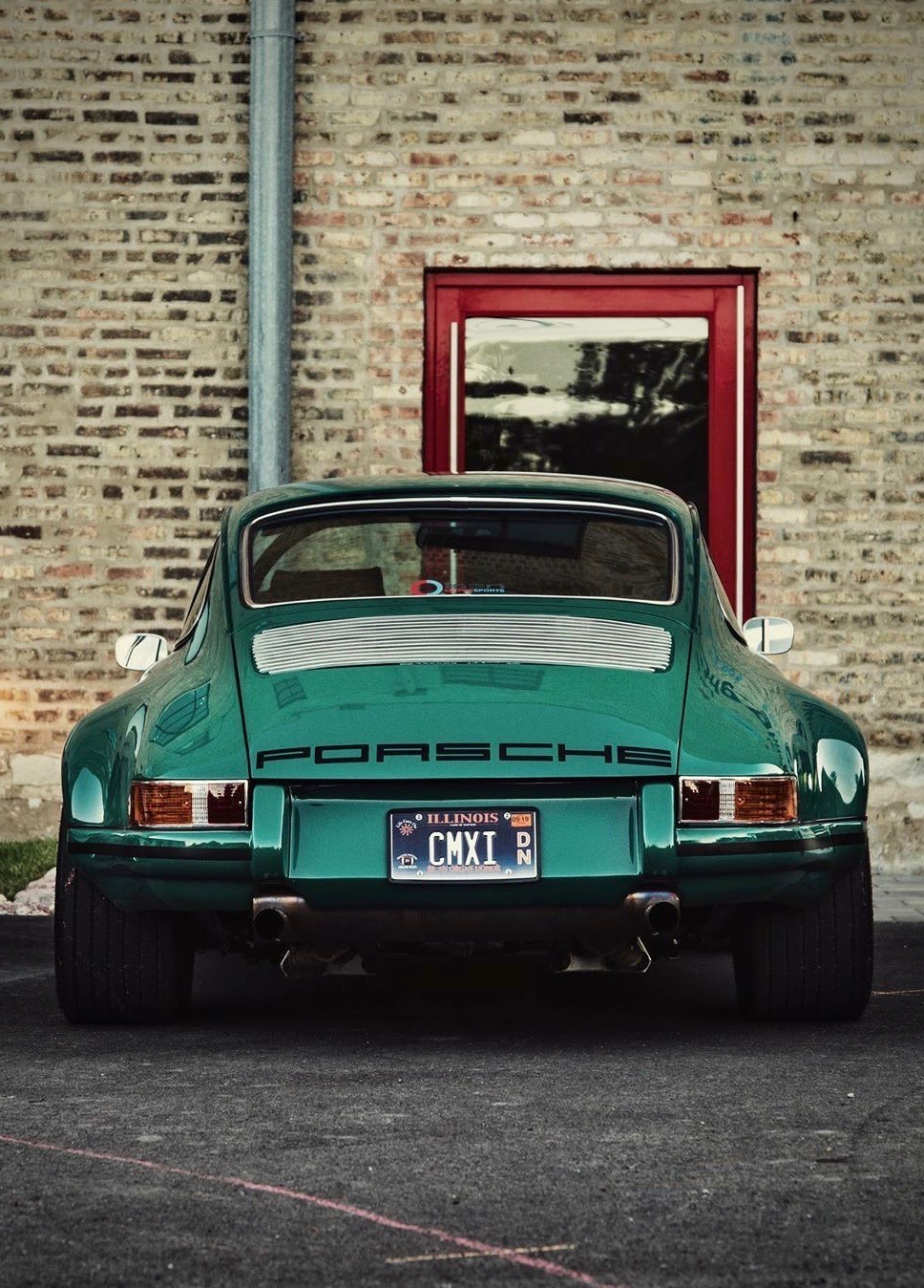968x1348, 395 Kb / автомобиль, классика, ретро, труба, окно, стена, кирпич, порше, porshe