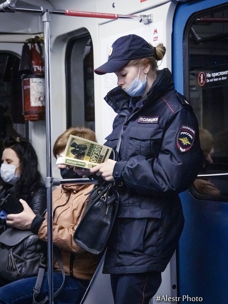 900x1200, 212 Kb / Метро, полицейский, оруэлл