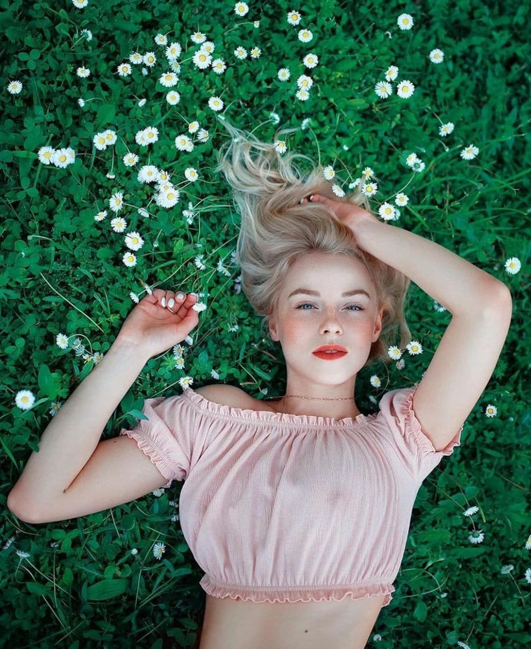 1048x1280, 192 Kb / блондинка, трава, клевер, ромашки, Ульяна Тригубчак