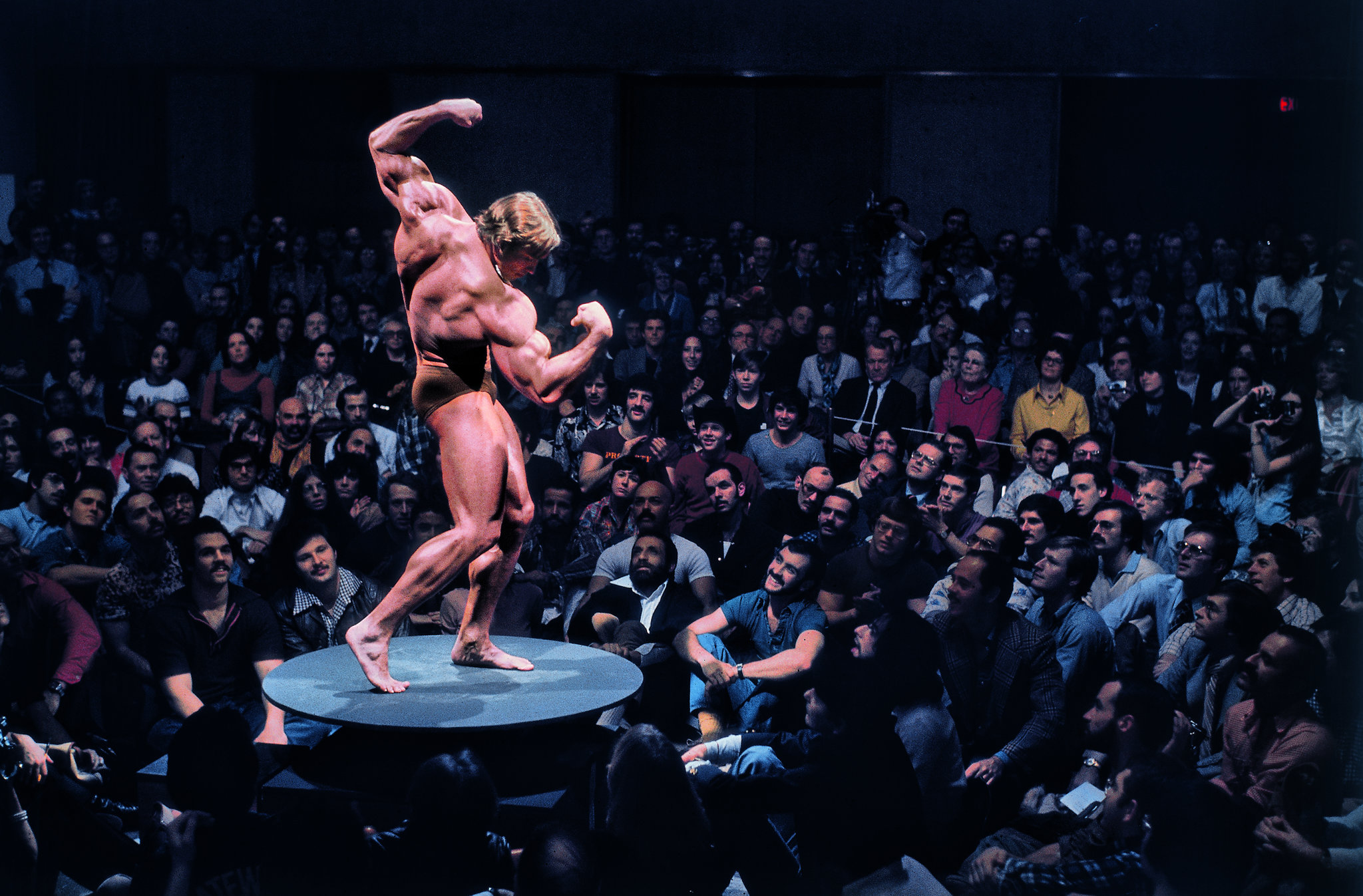 2048x1347, 516 Kb / Арнольд Шварценеггер, стол, зрители