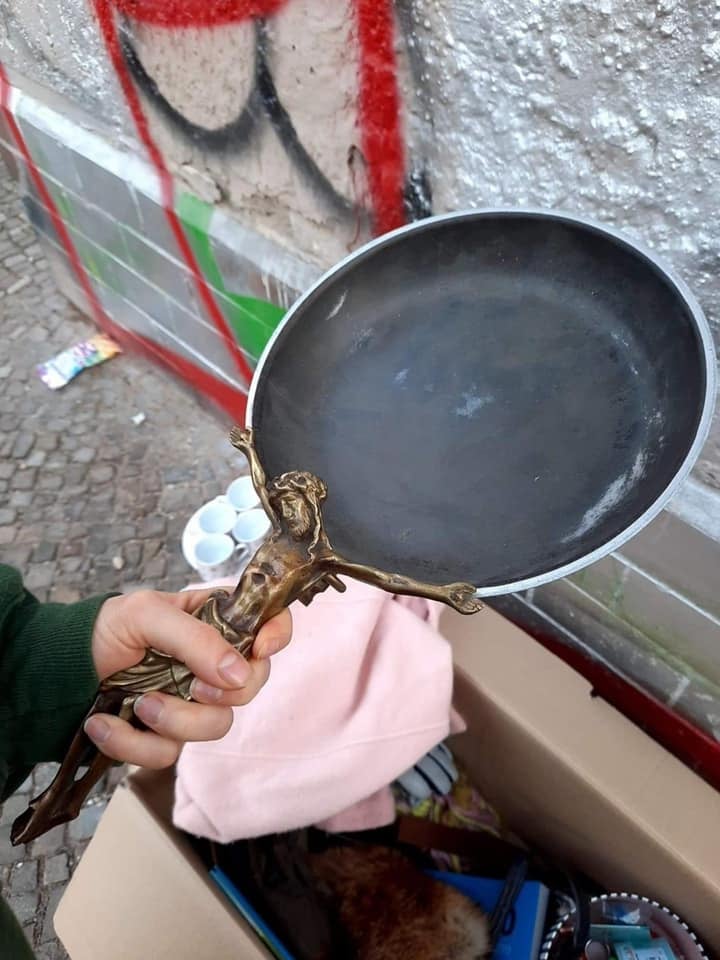 720x960, 76 Kb / сковородка, Иисус, распятие