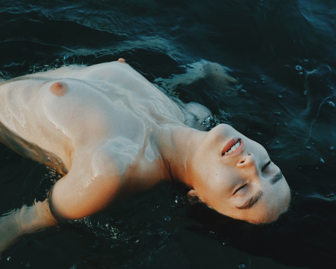 1349x1080, 222 Kb / вода, мокрая, голая, топлесс, на спине, плавает