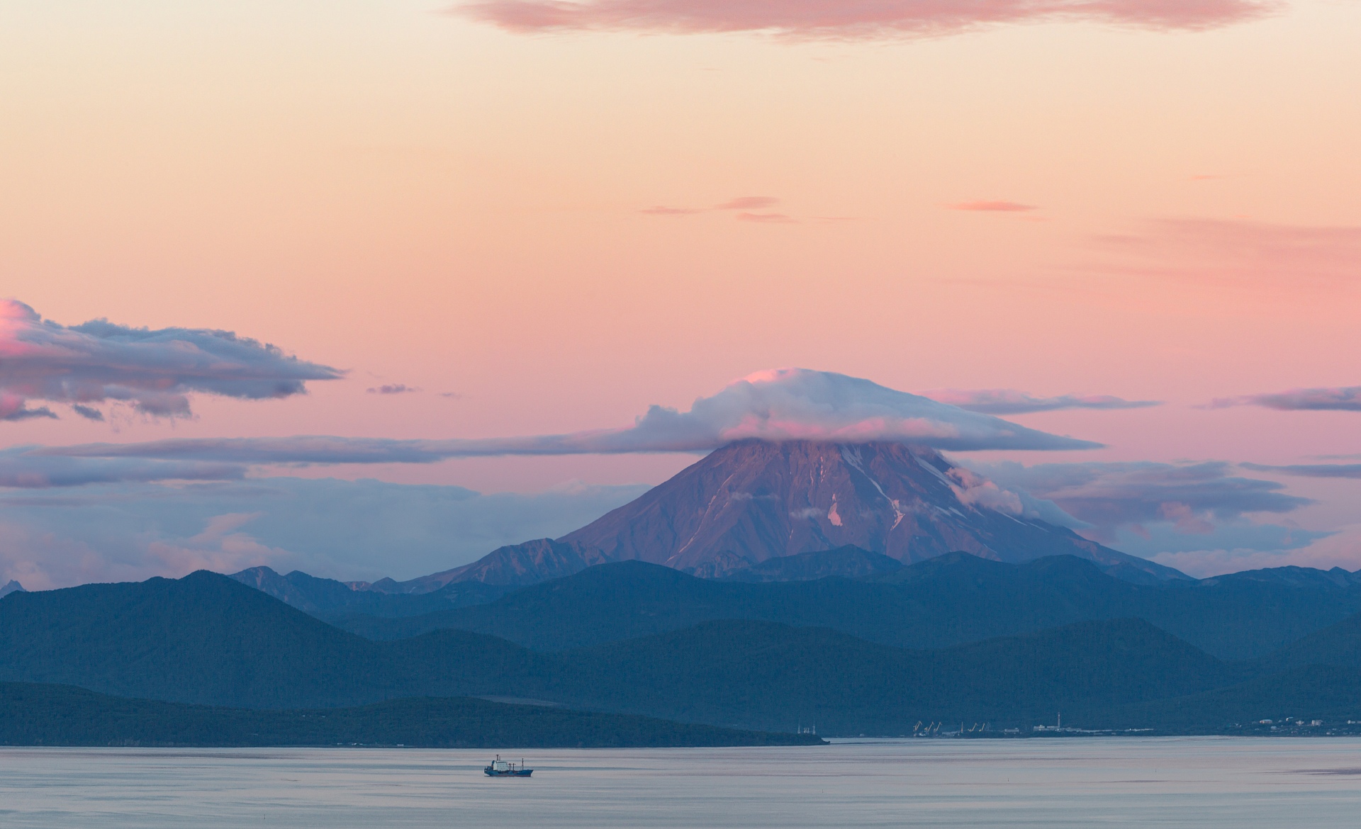 1920x1170, 547 Kb / Камчатка, горы, небо, облака, Александр Максин