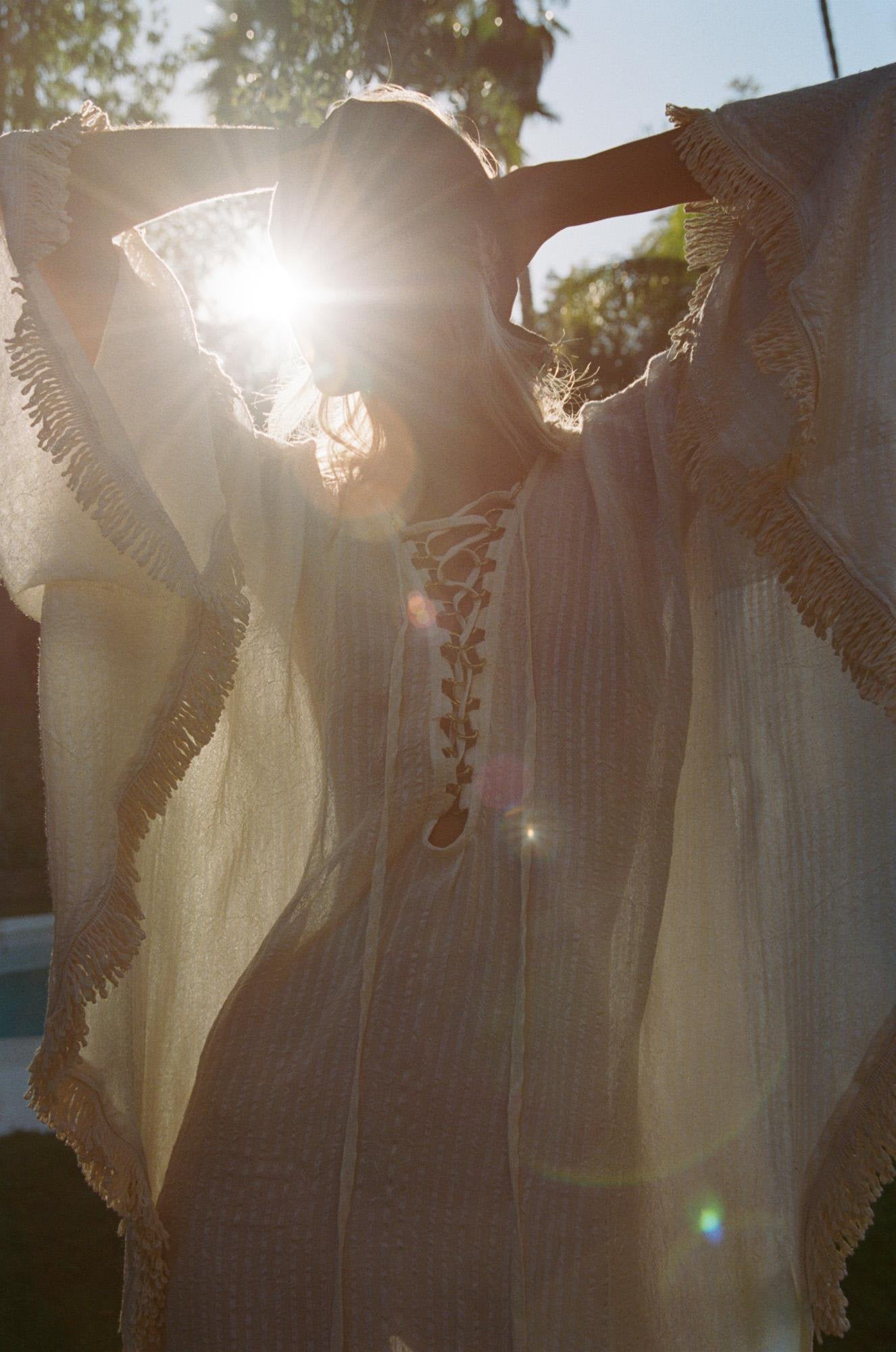 1326x2000, 259 Kb / Платье, просвет, солнце, блик