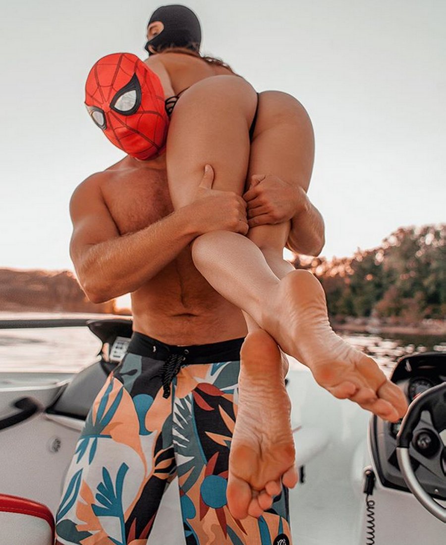 900x1100, 134 Kb / Маска, попа, шорты, катер, человек-паук