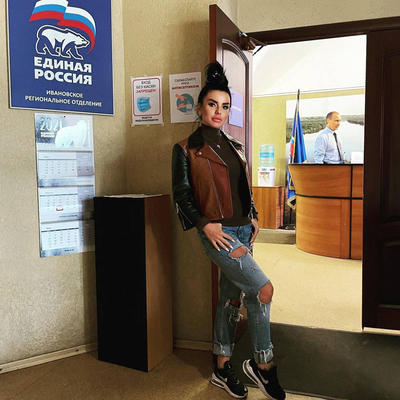 1280x1280, 208 Kb / выборы, единая россия, Путин, тату, Юля Волкова, праймериз, губы, куртка, крестик, цепочка