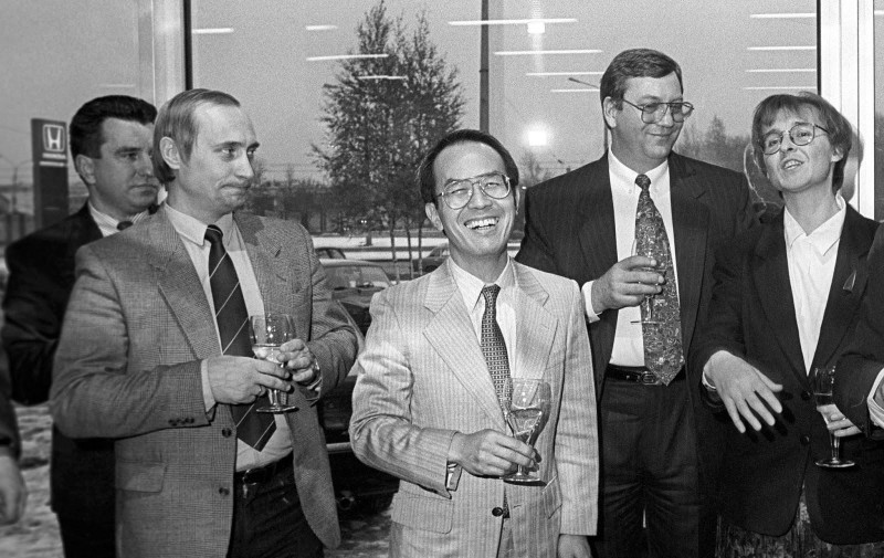 800x505, 128 Kb / ч/б, Honda, бокал, шампанское, Путин