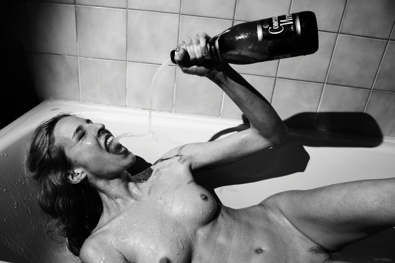 1280x853, 153 Kb / девка, ч/б, ванна, бутылка, шампанское