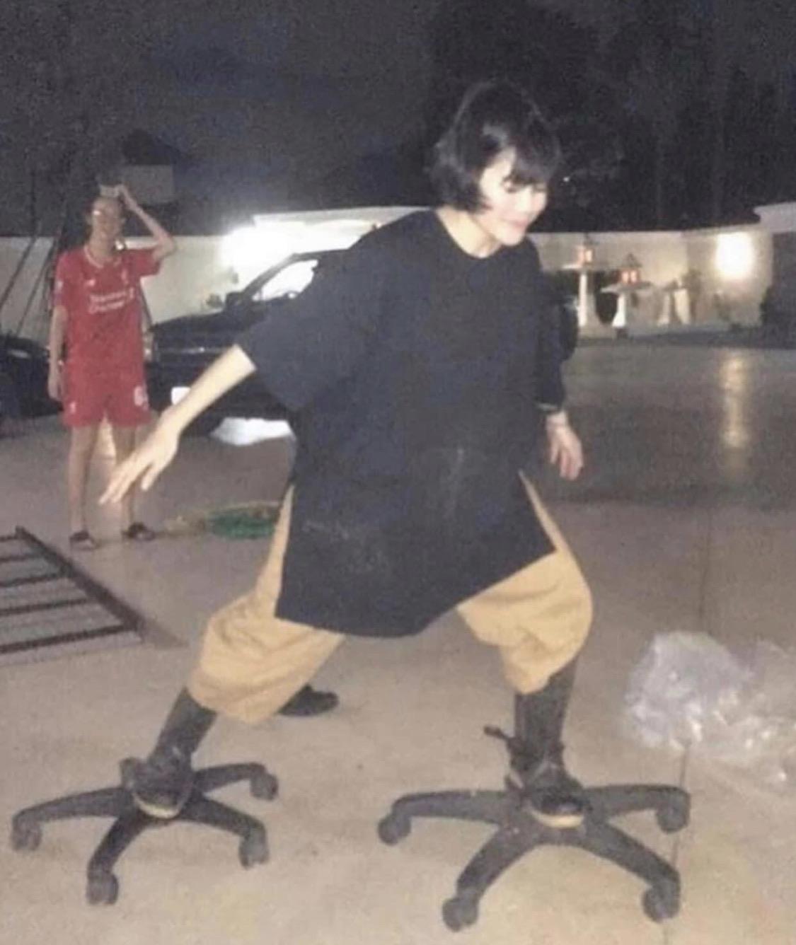 1125x1336, 93 Kb / женщины, ножки, футболка, забава