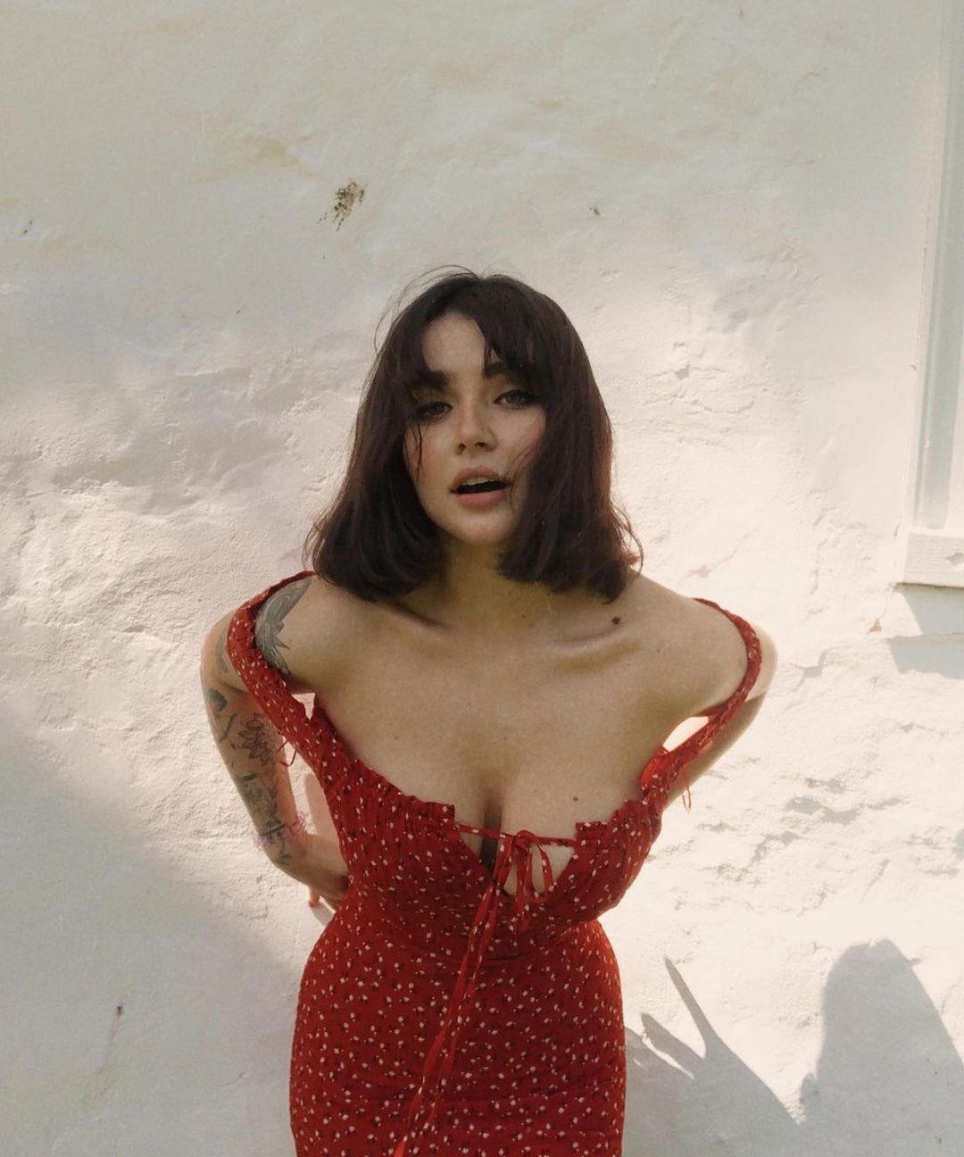 1080x1296, 137 Kb / тату, тень, сиськи, платье, красное, Michelle Alves
