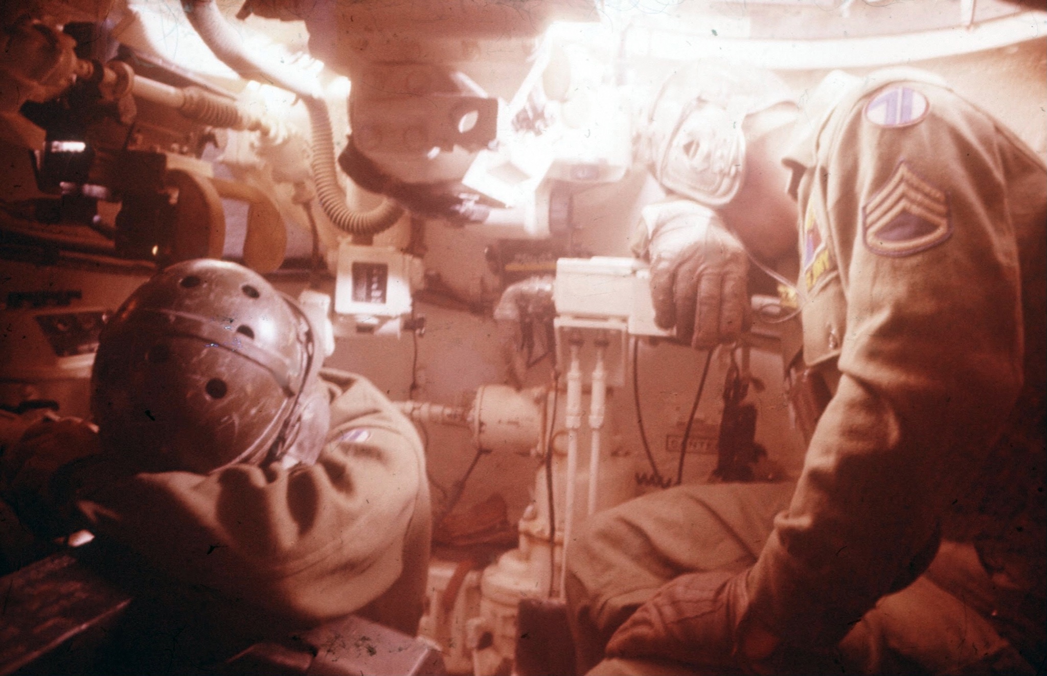 2048x1323, 628 Kb / танк, ядерный взрыв, ядерная бомба, излучение, испытания, сша