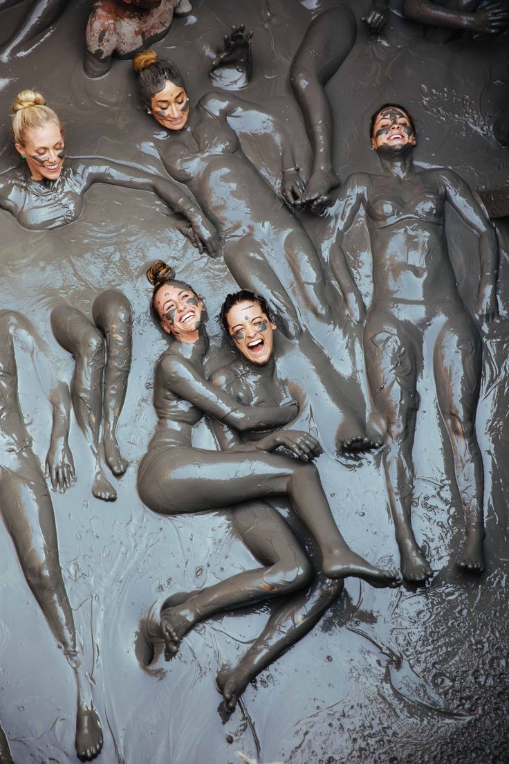 736x1104, 164 Kb / девушки, грязь, смех