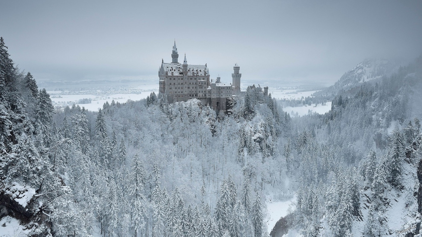 1400x787, 529 Kb / лес, деревья, снег, небо, замок, Нойшванштайн