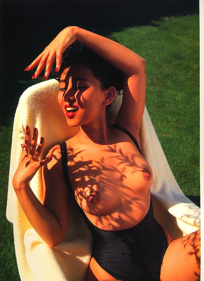 711x980, 121 Kb / шезлонг, купальник, солнце, тень, руки, пальцы, Kumiko Hara