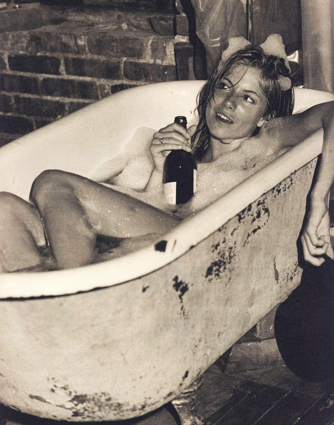 1144x1458, 345 Kb / девка, ванна, ч/б, Sienna Miller