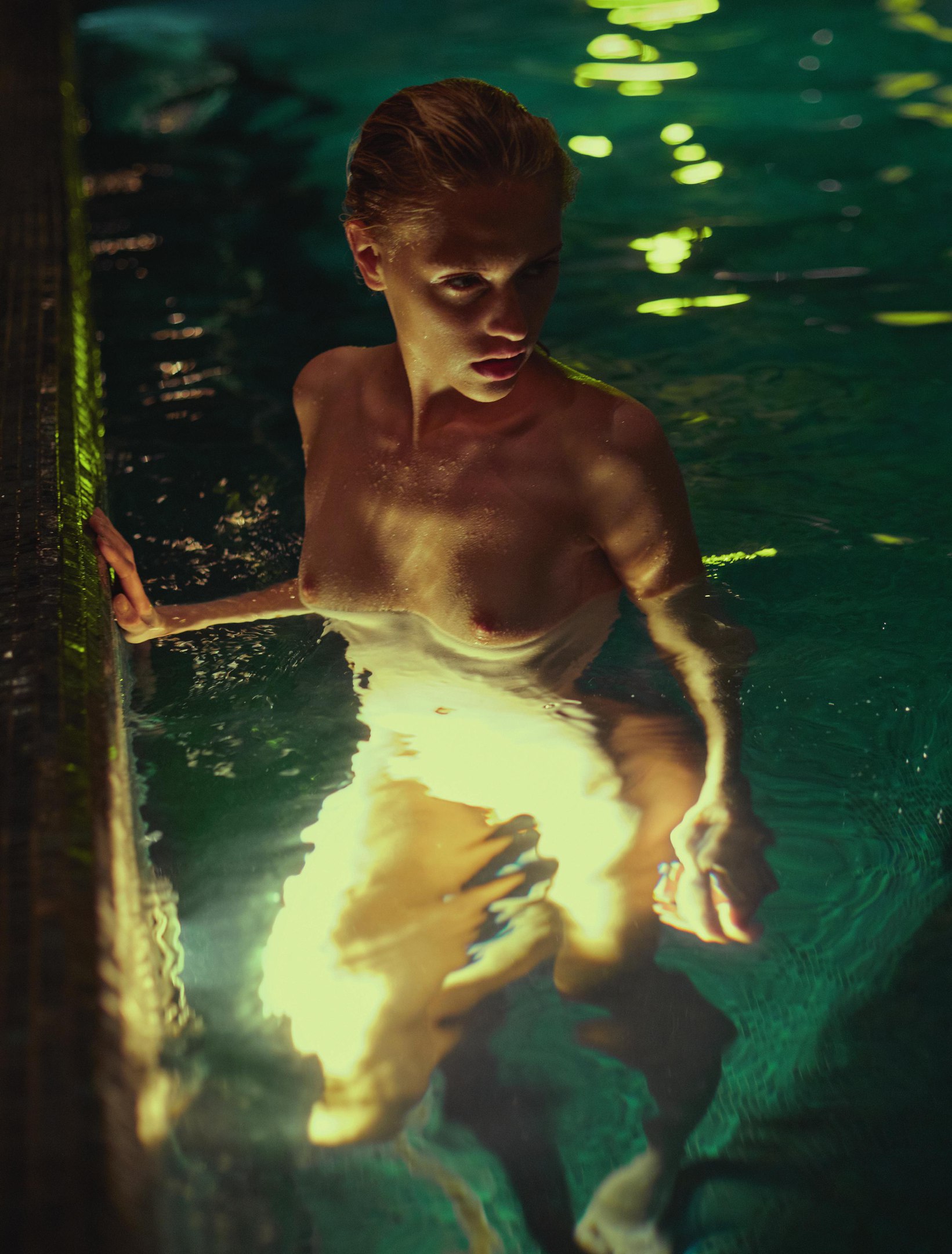 1641x2160, 419 Kb / Бассейн, сиськи, голая, вода, свет, Claire Guena