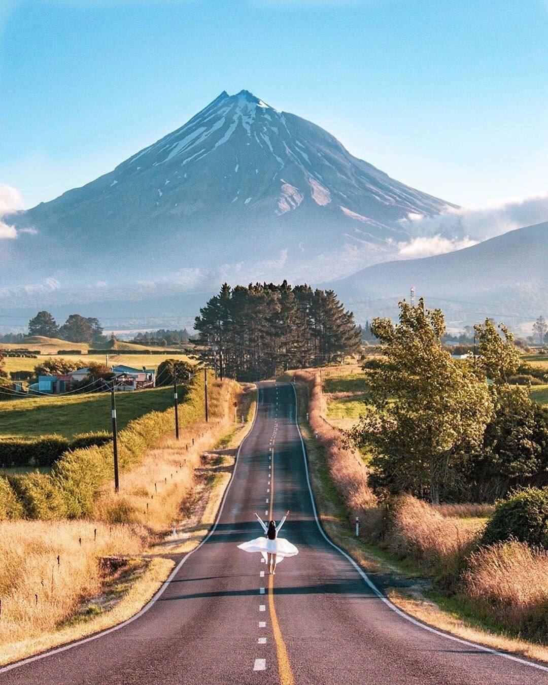 1080x1350, 264 Kb / женщина, дорога, кусты, деревья, трава, гора, небо, разметка