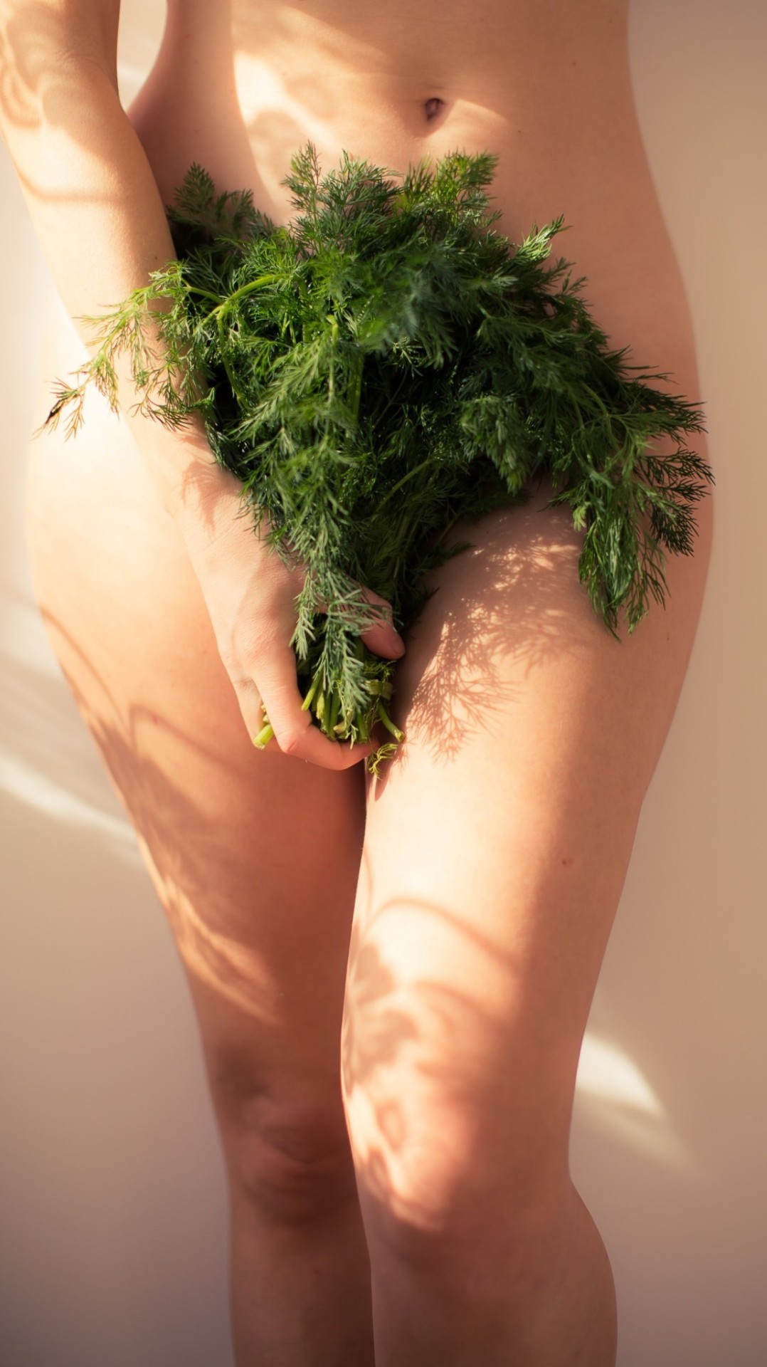 1078x1920, 255 Kb / Укроп, голая, бедра