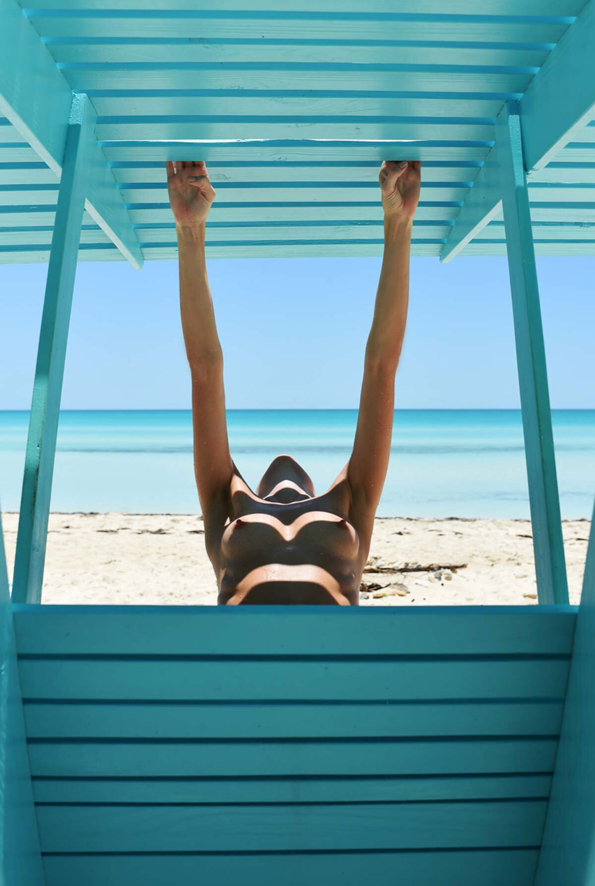 1227x1827, 206 Kb / топлесс, тень, пляж, шезлонг, Kayley France