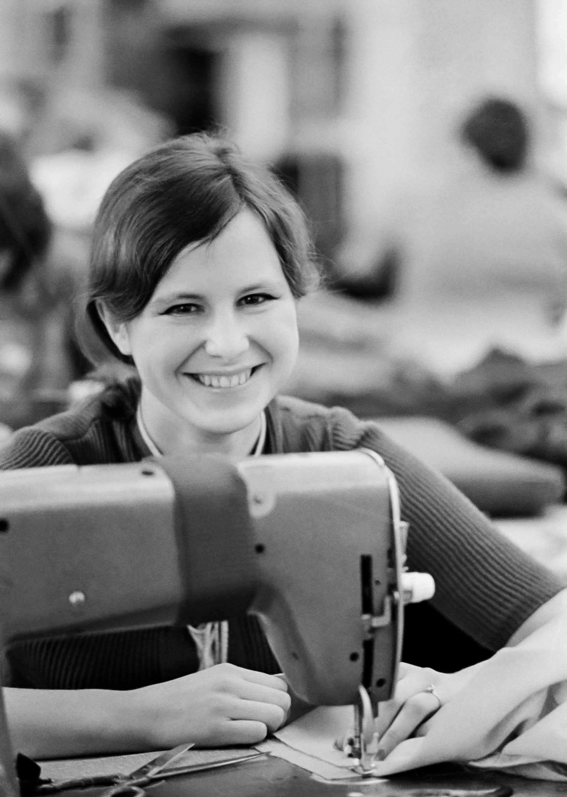 1920x2700, 243 Kb / ч/б, ссср, швея, улыбка, швейная машинка