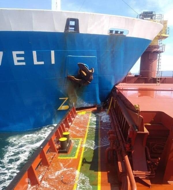 600x658, 136 Kb / столкновение, корабль, судно, ДТП, якорь, авария