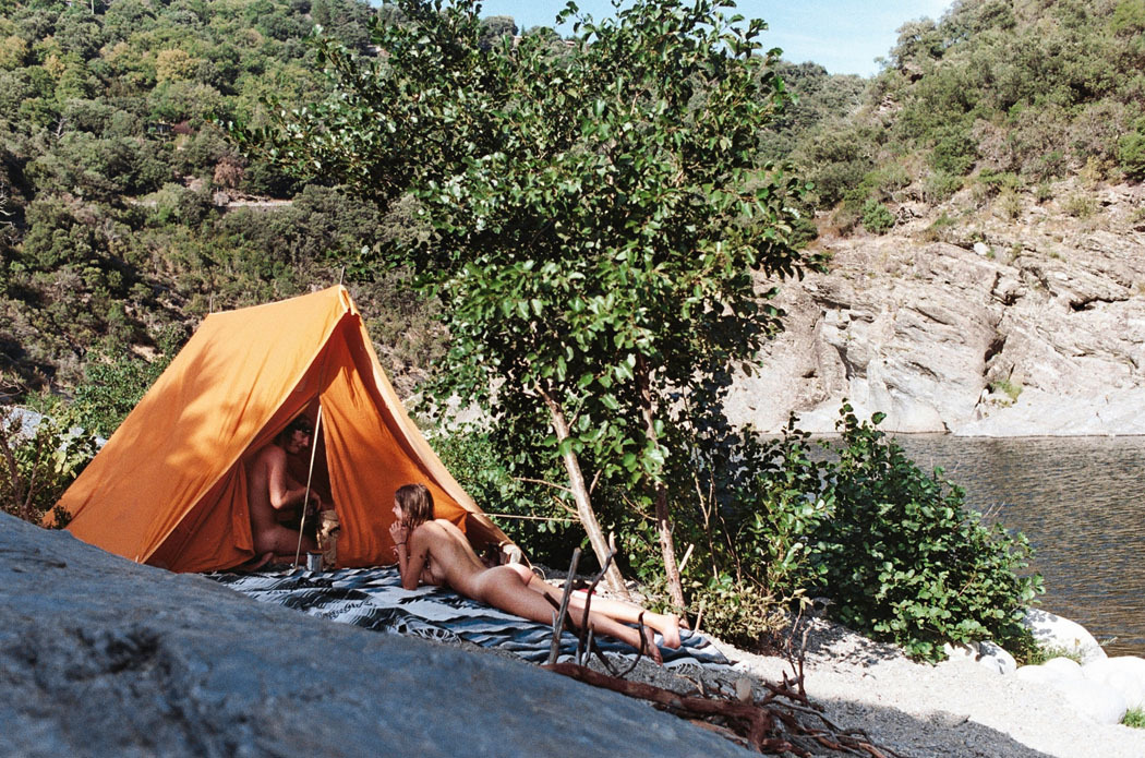 1050x695, 381 Kb / палатка, горы, река, двое, голая, загар, пикник, поход, туристы