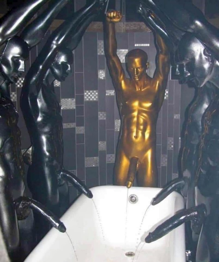 700x836, 97 Kb / ванна, статуя, хуй