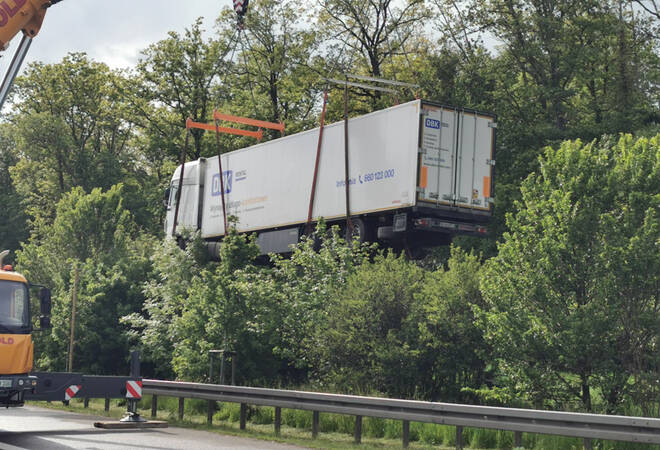 660x450, 81 Kb / Застрял, фура, Германия, кран