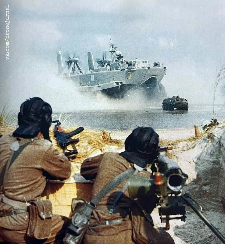 738x800, 196 Kb / ссср, учения, высадка, автомат, Джейран, бтр