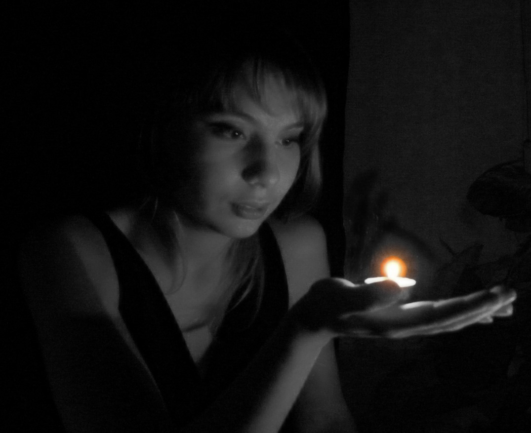 1075x877, 140 Kb / Маша, свеча, платье