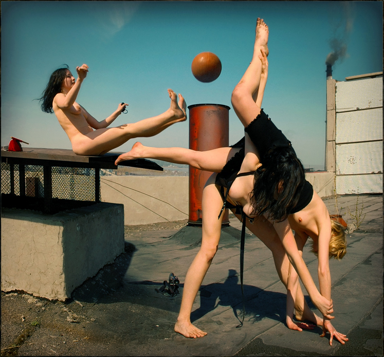 747x696, 333 Kb / женщины, возня, труба, мяч, крыша